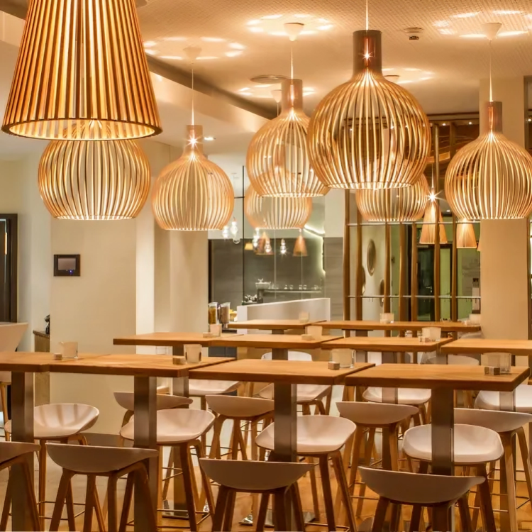 Justerbar ophængt trælampe til indendørs rum