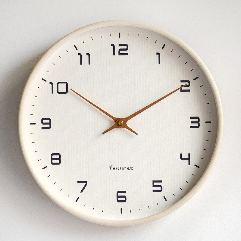 Wanduhr im skandinavischen Stil mit einfachem Design und geräuschlosem Betrieb