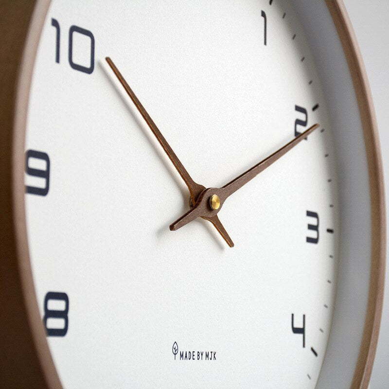 Wanduhr im skandinavischen Stil mit einfachem Design und geräuschlosem Betrieb