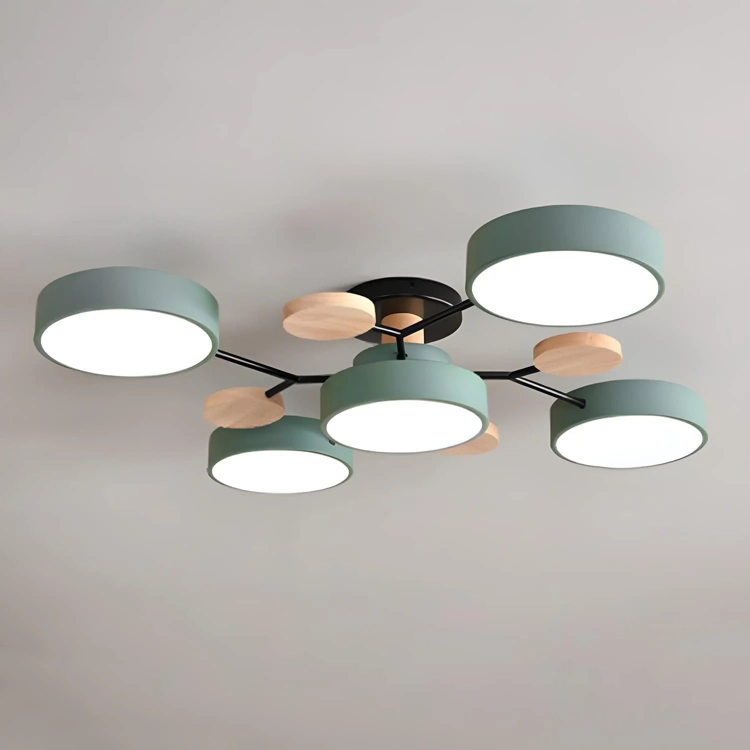 Moderne LED-Deckenleuchte mit mehreren Leuchtquellen für den Innenbereich