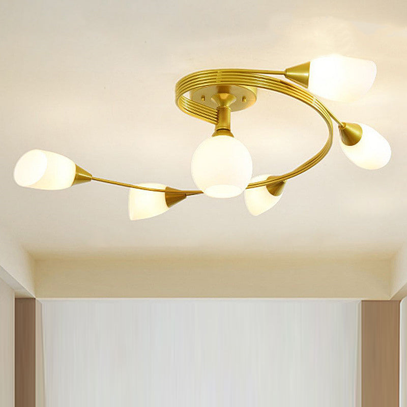 Skandinavische halbflache Deckenleuchte mit Blumenmuster in Gold und Schwarz