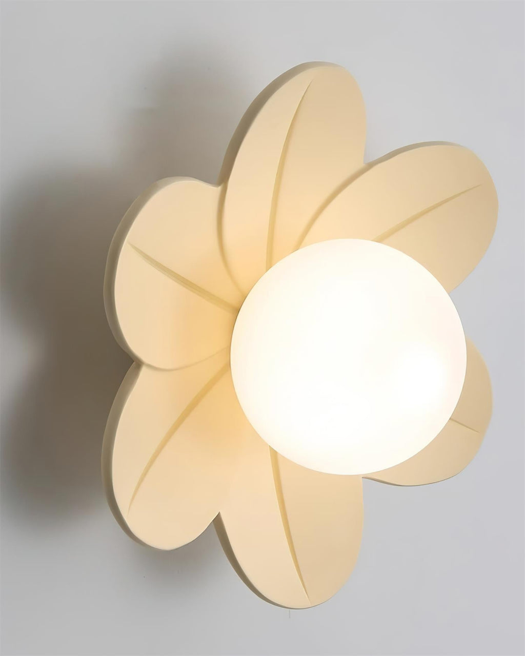 Florale Deckenleuchte aus Glas mit mattiertem Kugelschirm