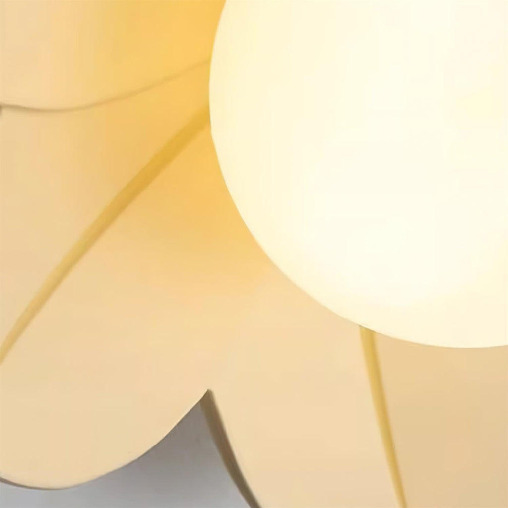 Florale Deckenleuchte aus Glas mit mattiertem Kugelschirm