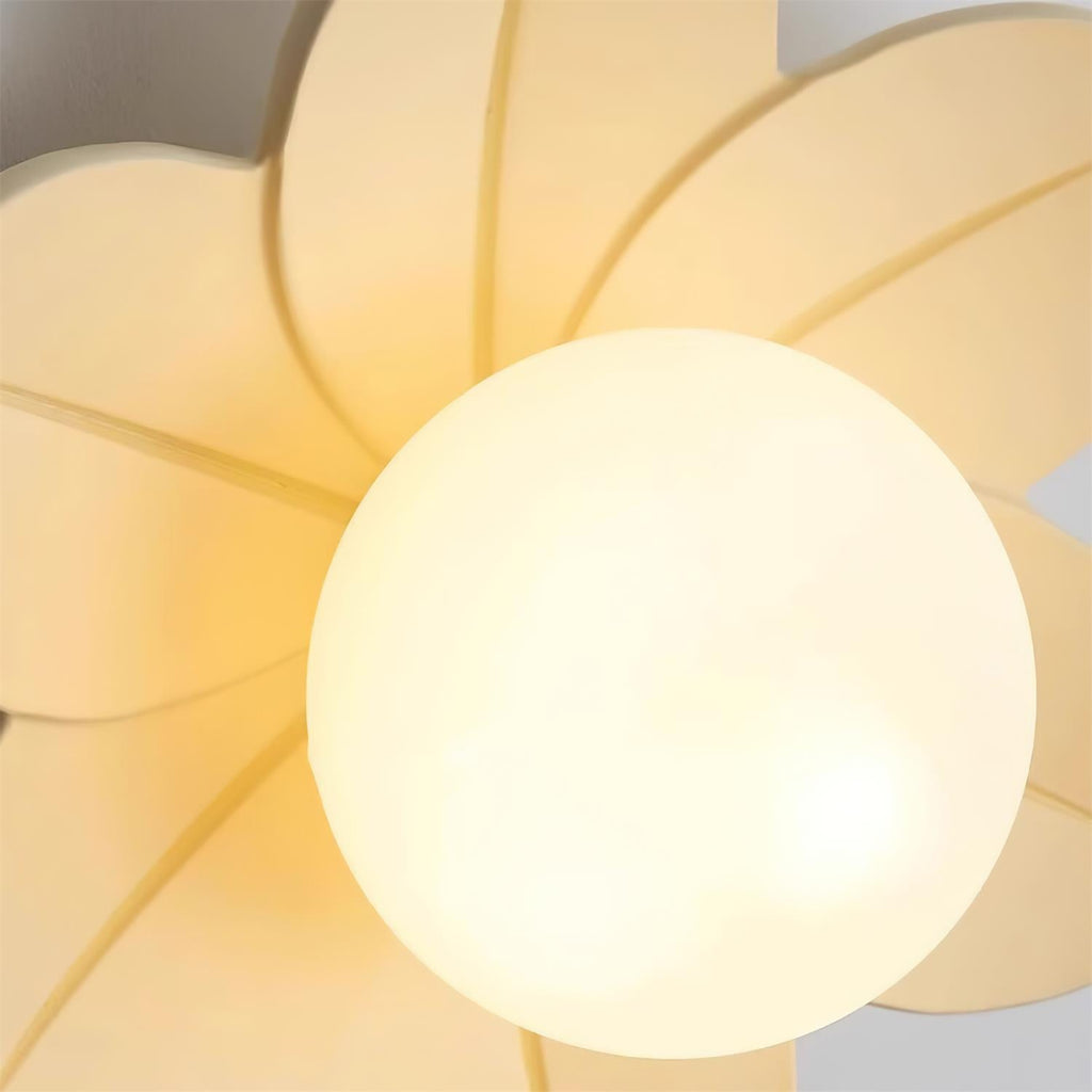 Florale Deckenleuchte aus Glas mit mattiertem Kugelschirm