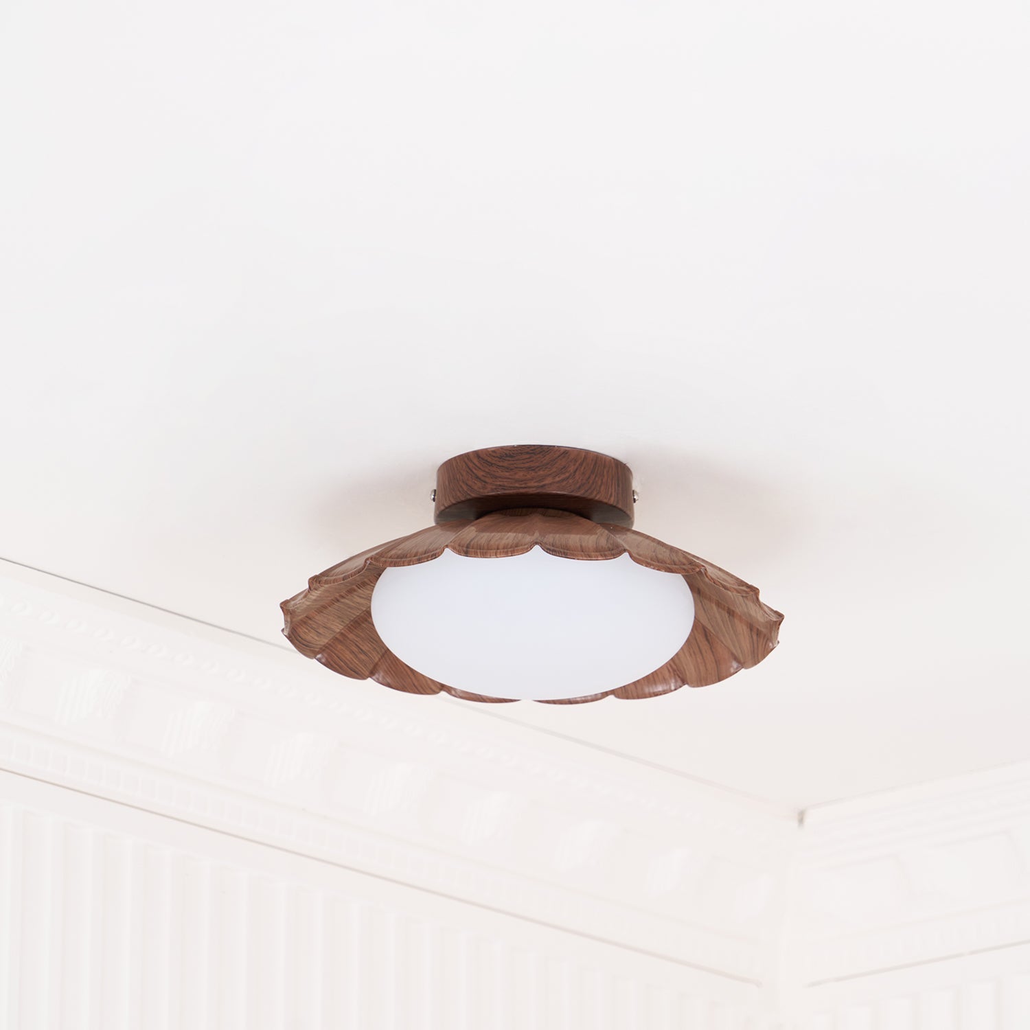 Gezackte LED-Deckenleuchte in Warmweiß