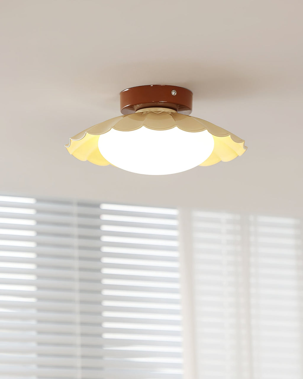Gezackte LED-Deckenleuchte in Warmweiß