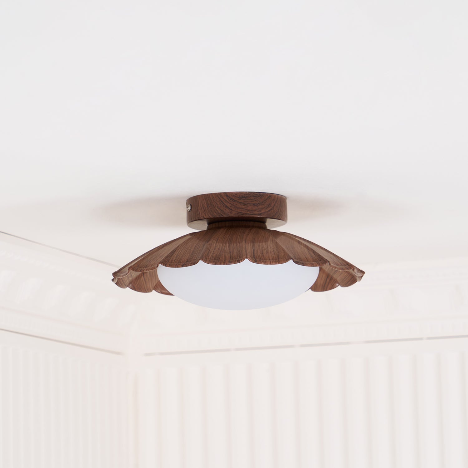 Gezackte LED-Deckenleuchte in Warmweiß