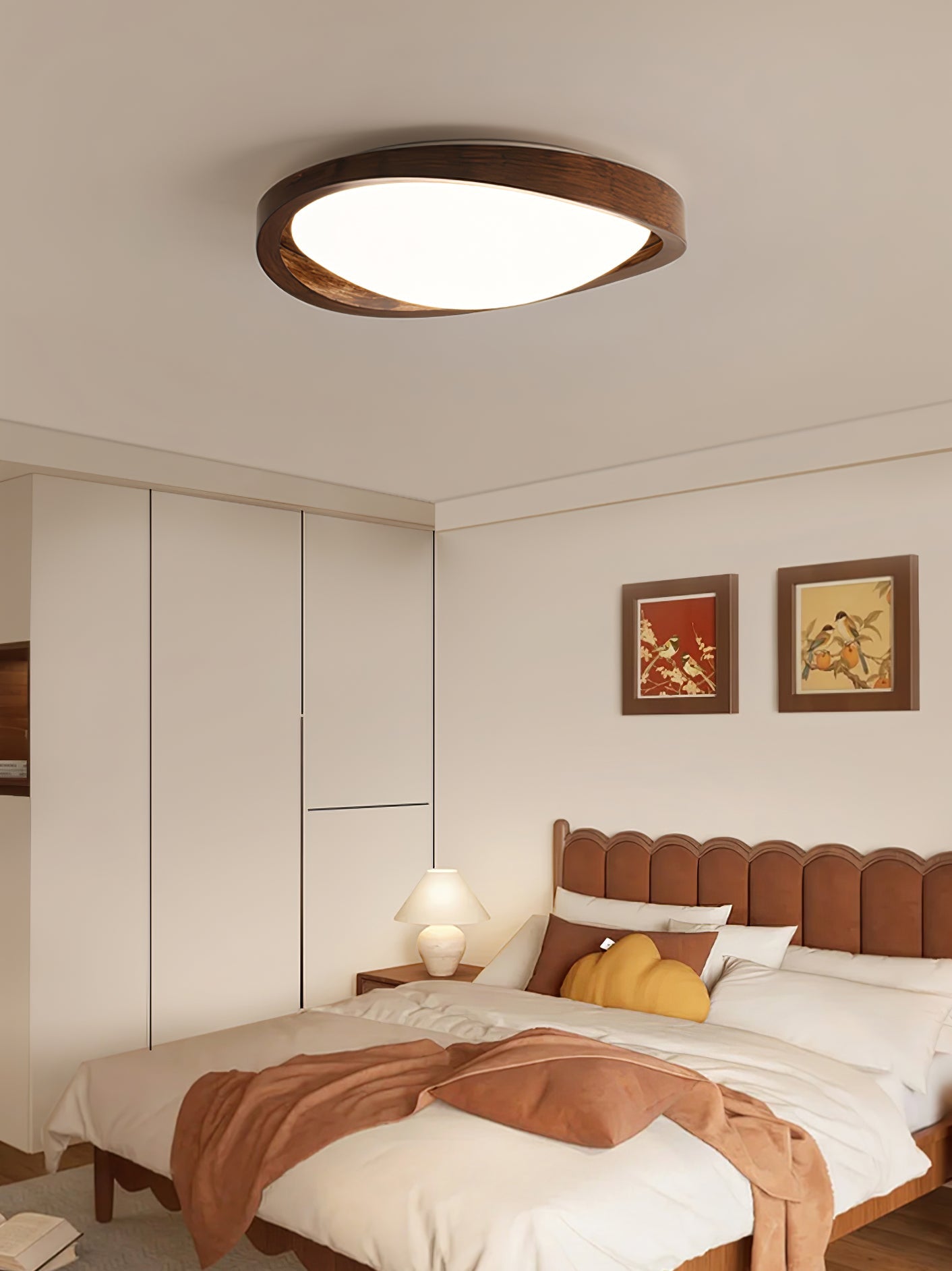 Moderne LED-Deckenleuchte mit gebogenem Walnuss-Finish