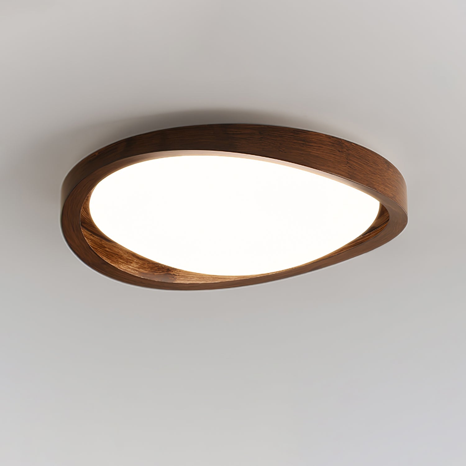 Moderne LED-Deckenleuchte mit gebogenem Walnuss-Finish