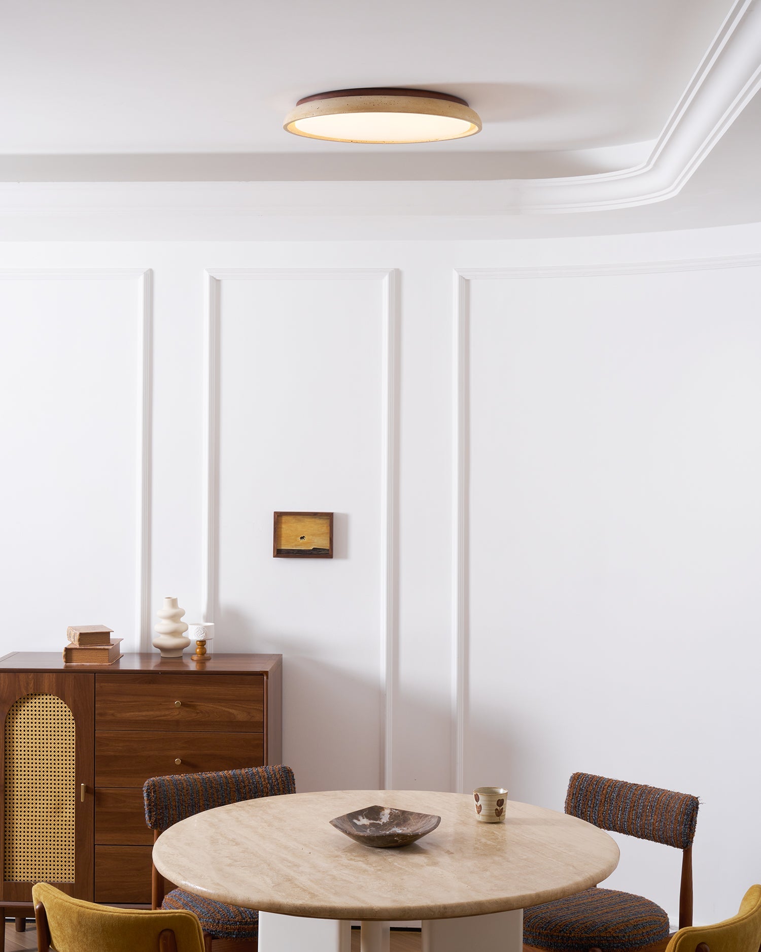 Moderne Deckenleuchte mit Steinoptik und warmem LED-Licht