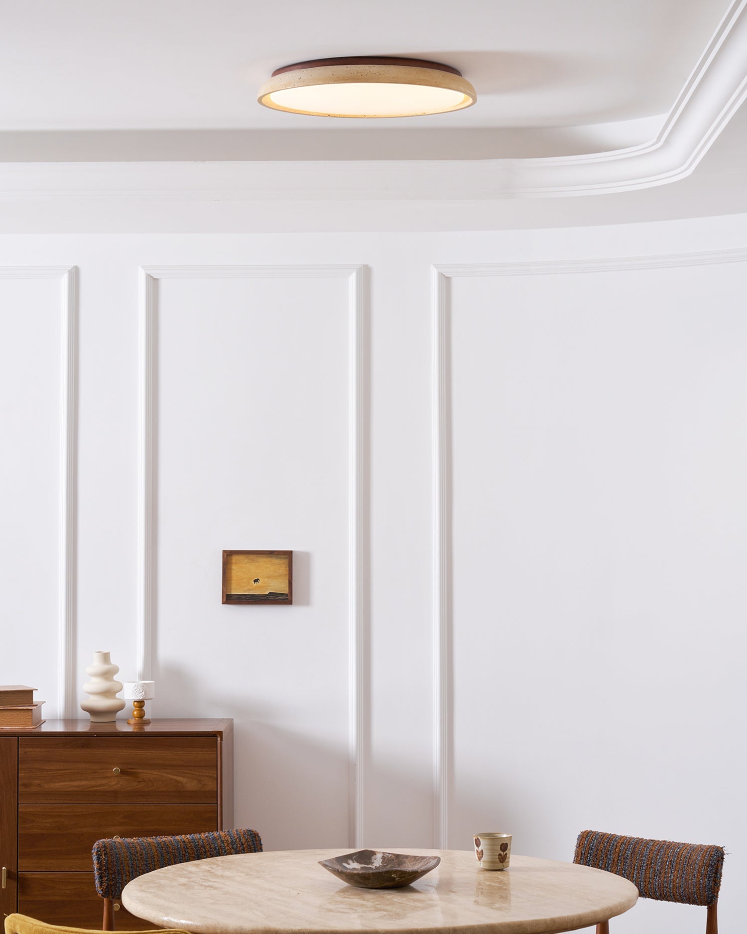 Moderne Deckenleuchte mit Steinoptik und warmem LED-Licht