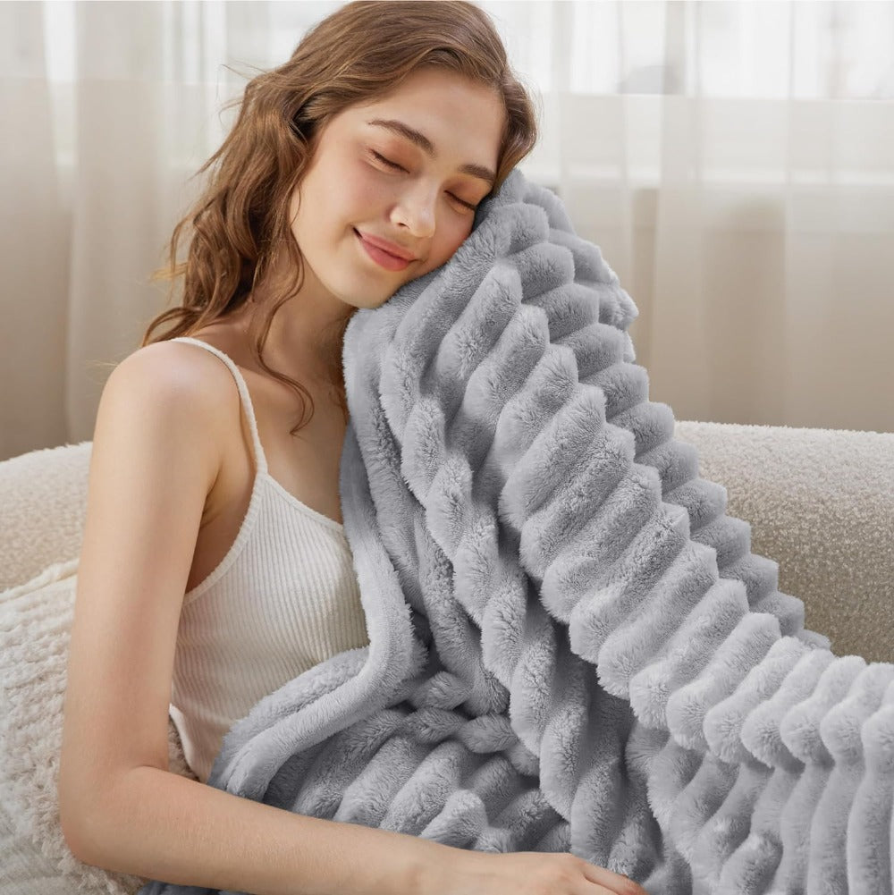 Weiche gestreifte Decke für Sofa oder Bett