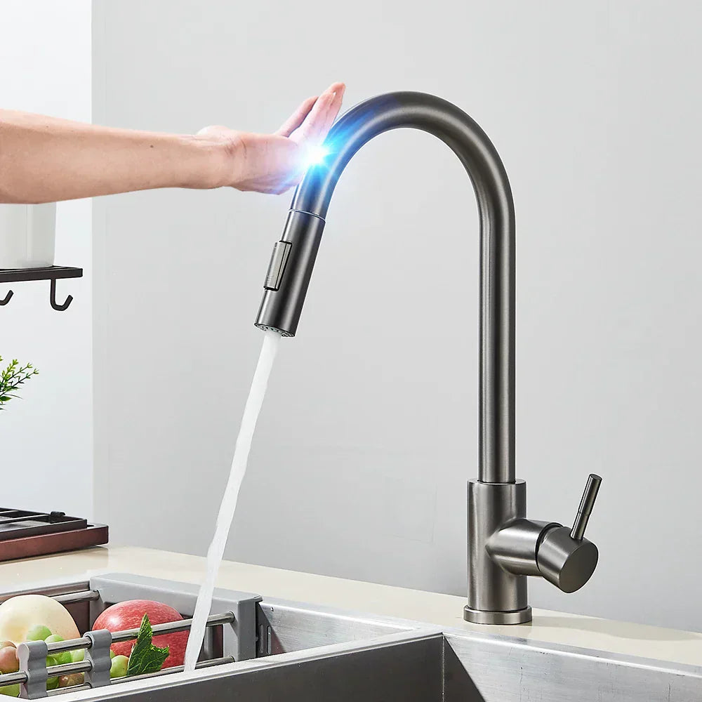 Sensorbetriebener Küchenhahn mit ausziehbarem Auslauf