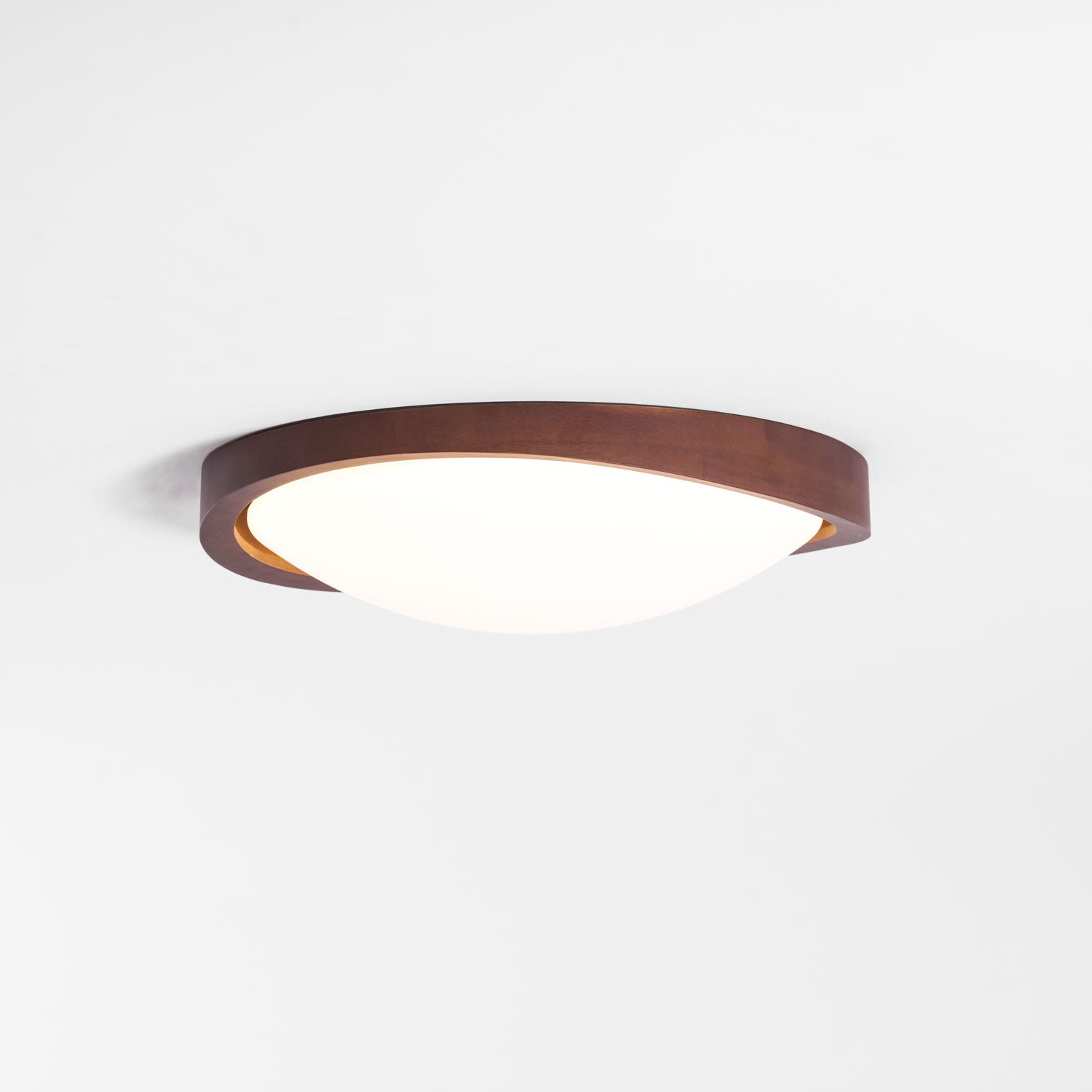 Moderne LED-Deckenleuchte mit gebogenem Walnuss-Finish