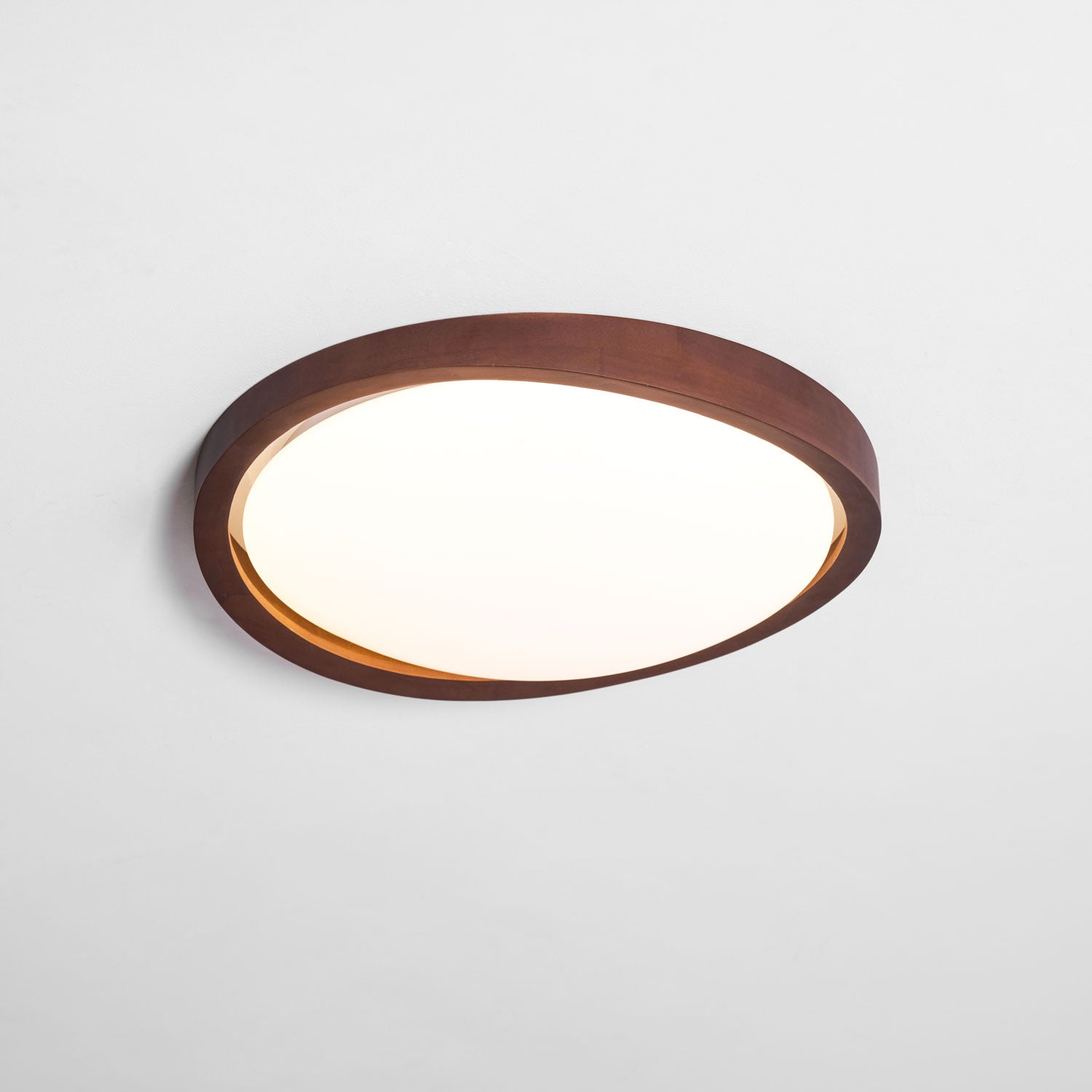 Moderne LED-Deckenleuchte mit gebogenem Walnuss-Finish