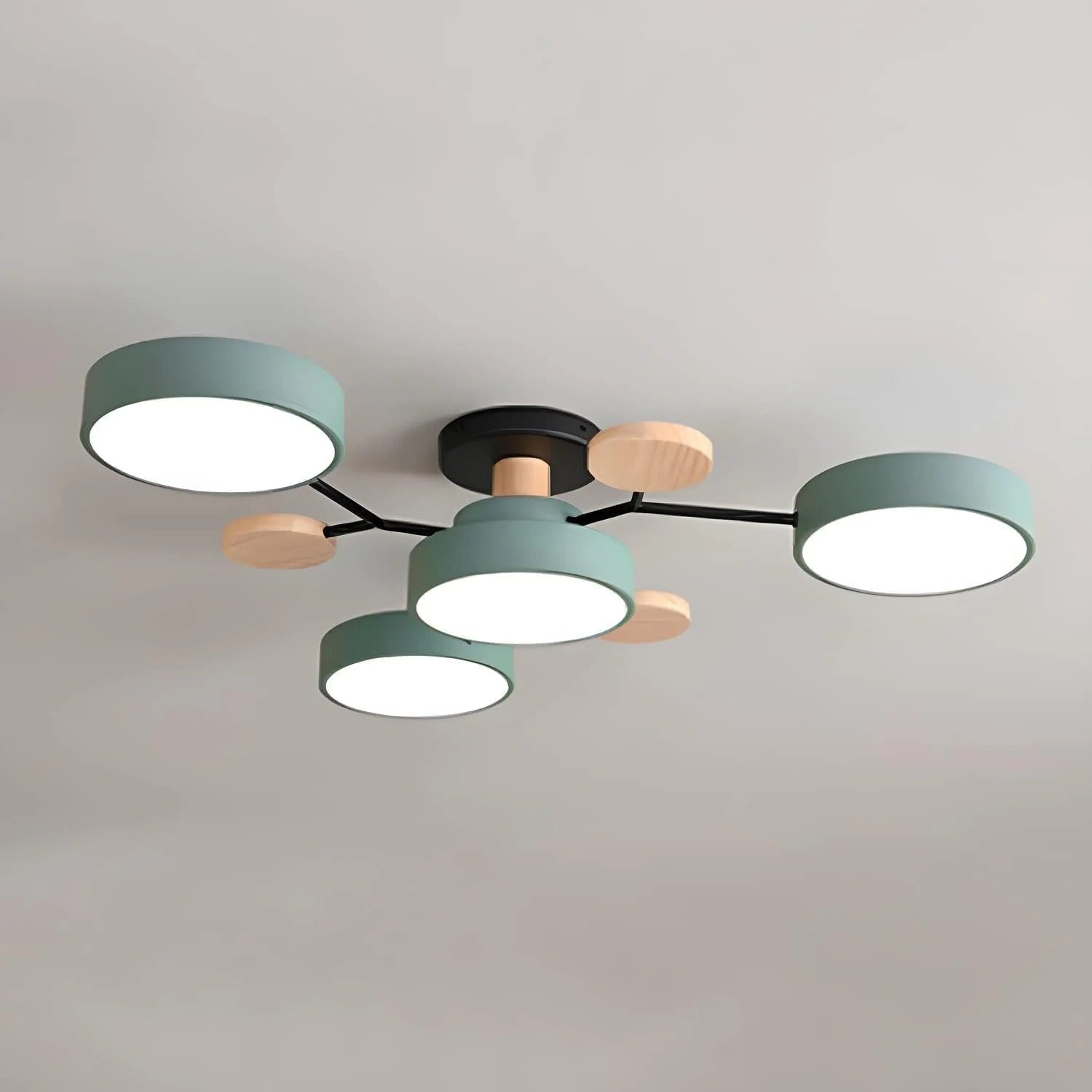 Moderne LED-Deckenleuchte mit mehreren Leuchtquellen für den Innenbereich